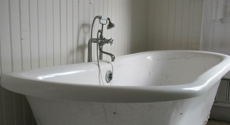 A Decorative Bathtub Panel Fell off While My Husband Was on a Business Trip — What I Found under the Bathtub Made Me Go Pale