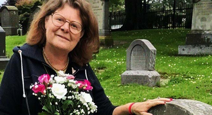 Woman Invites Man She Met Online to Her Home, Then Finds His Photo at a Cemetery Before His Arrival