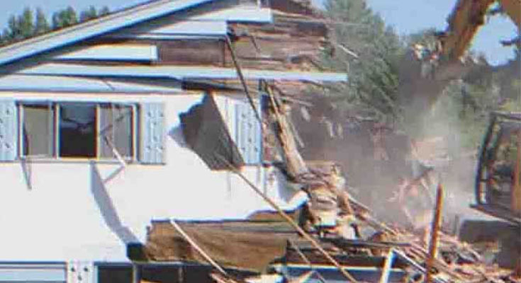 Millionaire Demolishes Old Man’s House, Unexpectedly Sees His Childhood Photo among Ruins