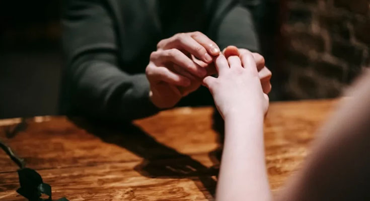 A woman discovers her partner’s betrayal at the very moment he proposes to her