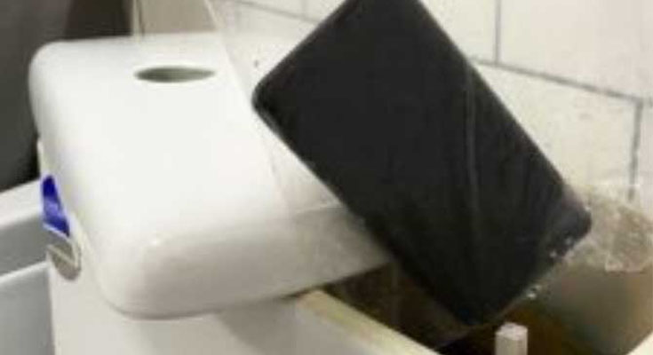 I Accidentally Found My Husband’s Secret Phone in the Toilet Tank. What I Read There Made My Blood Freeze